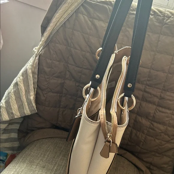 GUESS Beige and Cream Shoulder Bag - Picture 5 of 7